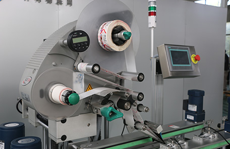 嬰兒尿布上下面貼標(biāo)機(jī)