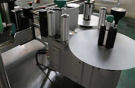 洗發水立式圓瓶貼標機