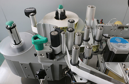 圓瓶定位貼標機