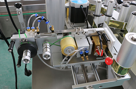 圓瓶定位貼標機