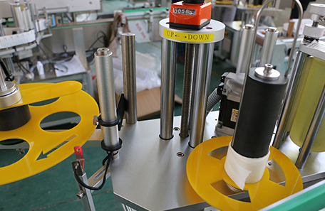 全自動圓瓶貼標(biāo)機(jī)