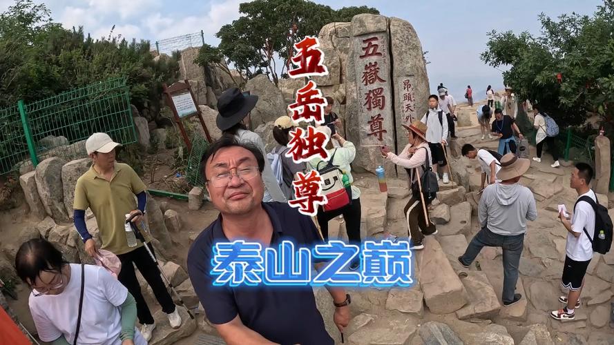 男子攀爬五岳独尊石,游客爬上五岳独尊石刻拍照